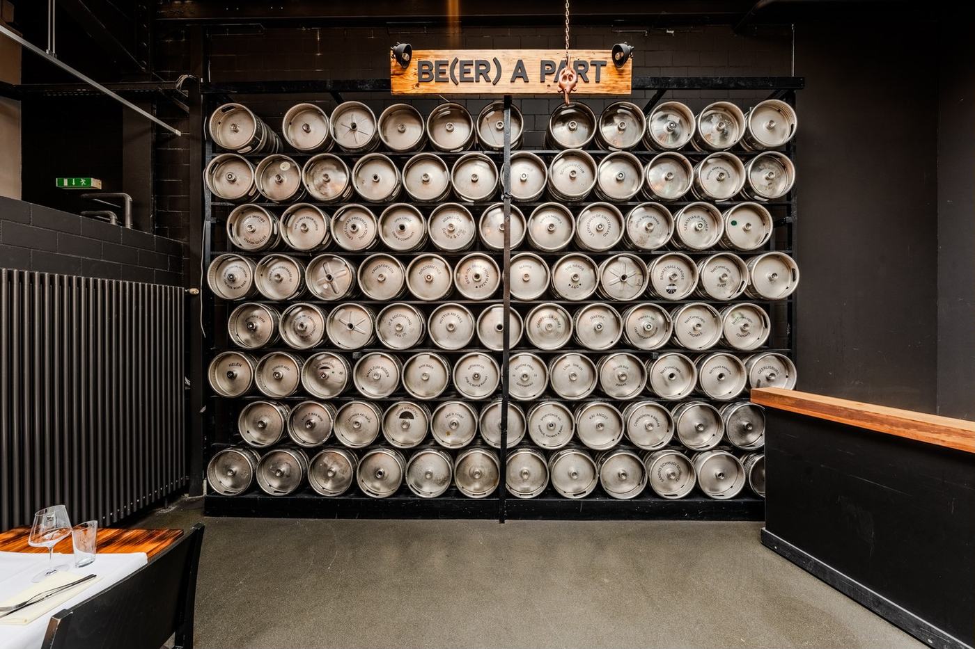 Die Beer Wall mit beschrifteten Fässern