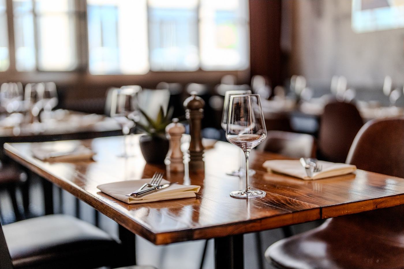 Gedeckter Holztisch mit Gläsern im Restaurant